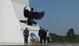 Menteri Kominfo meletakkan karangan bunga di tugu pahlawan 