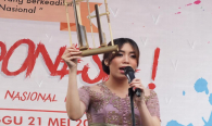 Instruktur angklung dari Saung Ujo memandu hadirin memainkan angklung bersama-sama