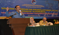 Pembicara dari Direktorat Direktorat Standarisasi Perangkat Pos dan Informatika, Bambang Sugiyarto saat menyampaikan paparannya dihadapan peserta sosialisasi yang terdiri dari pelajar dari 10 sekolan di kota Malang