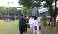 Inspektur Upacara memberi ucapan selamat atas tugas yang telah diselesaikan dengan baik oleh Tim Pengibar Bendera