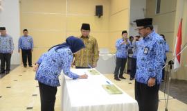 Penandatangan Berita Acara oleh Sekjen Kemkominfo selaku Ketua Korpri Kemkominfo Masa Bhakti 2017-2022