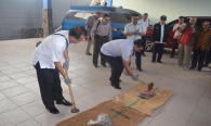 Penghancuran secara simbolis oleh Dirjen SDPPI (kiri) Kepala Balmon Semarang (kanan) 27/10/2017