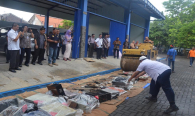 Proses Penghancuran dengan alat berat yang di saksikan oleh Pejabat di Lingkungan Ditjen SDPPI dan Kepolisian 27/10/2017