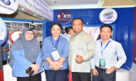 Petugas Pameran (kiri) Ditjen SDPPI Foto Bersama dengan Pengunjung(kanan) Stan KemKominfo