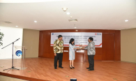 Penyerahan cenderamata dari PT BNI (Persero) Tbk kepada Ditjen SDPPI yang diwakili oleh Ismail.