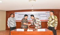 Nota Kesepahaman kerja sama ini ditandatangani oleh (tengah kiri-kanan) Sekretaris Direktorat Jenderal SDPPI Sadjan dan General Manager Divisi Bussiness Card PT BNI (Persero) Tbk Okki Rushartomo, serta disaksikan oleh Dirjen SDPPI Ismail (ujung kiri) dan Direktur Konsumer BNI PT BNI (Persero) Tbk Anggoro Eko Cahyo (ujung kanan).