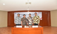 Foto bersama (kiri-kanan) Dirjen SDPPI Ismail, Sekretaris Direktorat Jenderal SDPPI Sadjan, General Manager Divisi Bussiness Card PT BNI (Persero) Tbk Okki Rushartomo, dan Direktur Konsumer BNI PT BNI (Persero) Tbk Anggoro Eko Cahyo. Penandatanganan Nota Kesepahaman ini, menjadikan Ditjen SDPPI sebagai Direktorat pertama di Kementerian Komunikasi dan Informatika yang memanfaatkan Coorporate Credit Card untuk pembayaran kegiatan-kegiatan kedinasan di lingkungan Ditjen SDPPI secara non tunai (cashless).