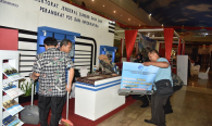 Petugas pameran yang mewakili Ditjen SDPPI menyiapkan stand sebelum hari H penyelenggaraan Manado PPI Expo 2018.