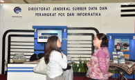Seorang pengunjung yang menyambangi stand Ditjen SDPPI.