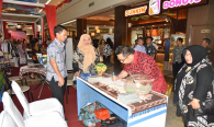 Kepala Dinas Pariwisata, Daniel Mewengkang, mengisi daftar hadir kunjungan di salah satu stand Ditjen SDPPI (Kemkominfo) pada gelaran Manado PPI Expo 2018. (capt/foto: lucia/rst)