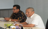 Kasubdit Sertifikasi Opertor Radio, Rusdi Tumaling (kanan), meminta peserta  rapat untuk  turut memberikan masukan dalam pelaksanaan rapat Evaluasi Uji Coba Implementasi E-Licensing.