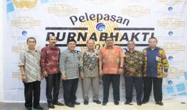 (kiri-kanan) Foto bersama Rudi Pramesti dari Setditjen SDPPI, David S. Soeradi Kasubag TU dan Rumah Tangga Balai Monitor Spektrum Frekuensi Radio (Balmon) Kupang, Sadjan Sesditjen SDPPI, Slamet Wibowo Kepala Balmon Yogyakarta, Ismail Dirjen SDPPI, Kasdiman dari Balmon Surabaya, dan Denny Setiawan Direktur Penataan SDPPI.
