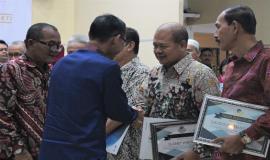 Manajer Utama Divisi Pelayanan dan Pemasaran PT. Taspen, Tawan, memberikan Tunjangan Hari Tua pertama pada pegawai yang memasuki masa purnabhakti.