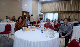 Dirjen IKP R. Niken Widiastuti, Sekjen Kemkominfo Farida Dwi Cahyarini, Ka Biro Kepegawaian dan Organisasi Cecep Ahmed Feisal di sela acara pelepasan purnabhakti.