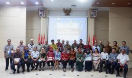 Foto bersama para pimpinan Kemkominfo dengan para pegawai purnabhakti pada pelepasan pegawai purnabhakti Kamis (29/3/2018). (foto/capt: iwan/tsy)