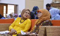Ibu Menteri berbincang bersama Ibu Ilma Nugrahani pada Seminar Penggunaan dan Pemanfaatan Obat