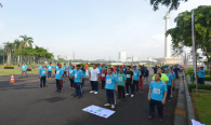 Peserta Tes Pengukuran Kebugaran Jasmani melakukan pemanasan (20/4)