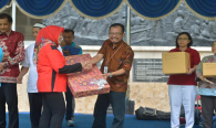 Sekjen Kominfo, Farida Dwi Cahyarini menyerahkan hadiah kepada Tim SDPPI yang diwakilkan oleh Among Wardoyo (20/4). Ditjen SDPPI menjadi Juara 1 (satu) pada lomba memasak dalam rangka peringatan Hari Kartini.