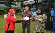 Sekjen Kominfo, Farida Dwi Cahyarini menyerahkan hadiah kepada Tim SDPPI (20/4). A-Team dari Ditjen SDPPI menjadi Juara 3 (tiga) pada lomba penurunan berat badan dalam program Kartini Sehat.