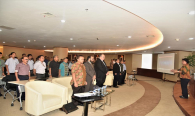 Peserta dan undangan workshop menyanyikan lagu Indonesia Raya yang dipandu oleh dirigen.