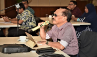Salah satu peserta workshop yang mengajukan pertanyaan pada sesi diskusi.