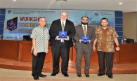 Pemberiaan plakat oleh Ditjen SDPPI kepada Expert ITU yang menjadi narasumber pada Workshop Technical Assistance on the Radio Frequency for Small Vessel use for Fishing Activity in Indonesia.