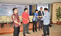 Menteri Komunikasi dan Informatika memberikan sertifikat sebagai bentuk apresiasi para operator pada acara Konferensi Pers Closing Refarming 2.1 GHz untuk Indonesia di Gedung Menara Merdeka, Lantai 10 Jakarta (16/04/2018).