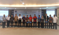 Menteri Komunikasi dan Informatika (kiri) dan Dirjen SDPPI (kanan) berfoto bersama dengan para perwakilan dari operator pada acara Konferensi Pers Closing Refarming 2.1 GHz untuk Indonesia di Gedung Menara Merdeka, Lantai 10 Jakarta (16/04/2018).