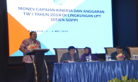 Dirjen SDPPI Ismail menyampaikan paparan pada acara Evaluasi dan Monitoring Capaian Kinerja dan Anggaran Ditjen SDPPI Triwulan I 2018 (4/5/18).
