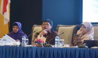Sesi monitoring dan evaluasi yang dipimpin oleh Plt Direktur Pengendalian SDPPI Nurhaedah pada acara Evaluasi dan Monitoring Capaian Kinerja dan Anggaran Ditjen SDPPI Triwulan I 2018 (4/5/18).
