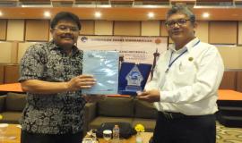 Beni Kusambodo SH Kepala Bidang Managemen Informatika Daerah Istimewa Yogyakarta (DIY) 8/8 2018 menerima Cindera Mata dari Jhon Burman Sianipar Kasubdit Standardisasi TI Ditjen SDPPI