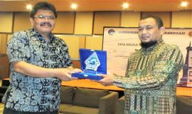 Narasumber Chandra Yulistia SE, Akt Ikatan Auditor Sitem Informasi Indonesia Menerima Cinderamata Dari Jhon Burman Sianipar Kasubdit Standardisasi TI Ditjen SDPPI