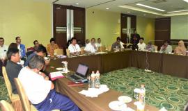 Dirjen SDPPI (Ismail) sedang  menjelaskan mengenai dampak negatif dari penggunaan perangkat telekomunikasi yang tidak bersertifikasi, penggunaan spektrum frekuensi radio yang tidak sesuai peruntukannya dan perangkat telekomunikasi yang tidak bersertifikasi bisa membahayakan keselamatan jiwa manusia.