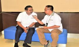 Wartawan Radio Elsinta sedang mewancarai Dirjen SDPPI (Ismail) Jelaskan kenapa perangkat telekomunikasi harus bersertifikasi