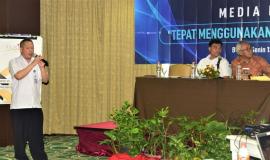 Direktur Standardisasi (Moch.Hadiyana) memberikan paparan terkait dengan Perangkat Telekomunikasi harus Bersetifikasi