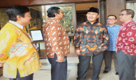 Dirjen SDPPI (Ismail) Berbincang-bincang dengan Prof.Dr Jimly Asshiddiqie terkait dengan Pelatihan Legislative Drafting 16/8 2018 