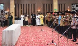 Petugas Rohaniawan membacakan do'a bersama Pejabat Eselon I,II,III dan IV Kementerian Komunikasi dan Informatika