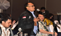 Peserta Pelatihan ITU Regional Bandung Rudi Purwanto dari Excel memberikan pertanyaan kepada Narasumber terkait dengan Prokteksi Perangkat sebagai jaminan tidak menyebabkan gangguan bisnis terhadap penyelenggara saat ini