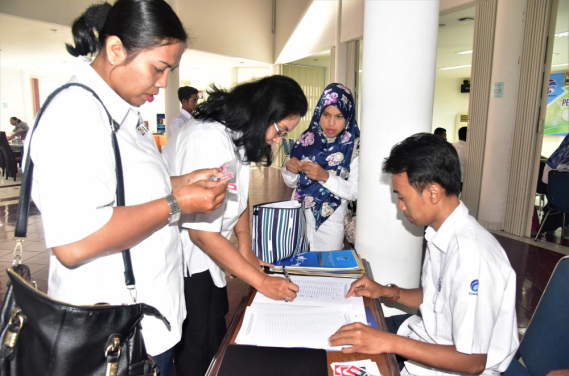 Peserta Pelatihan Sertifikasi Bendahara Pengeluaran Direktorat Jenderal Sumber Daya dan Perangkat Pos dan Informatika sedang melakukan regestrtasi 8/10  2018