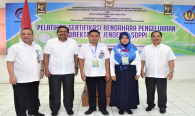 Foto Dirjen SDPPI (Ismail) sebelah kanan Kapusdiklat Kominfo (Usuluddin) Bersama Peserta Diklat Pelatihan Sertifikasi Bendahara Pengeluaran  dan Sekditjen SDPPI (R.Susanto)