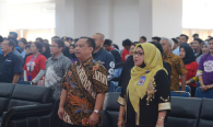 Sesditjen SDPPI R. Susanto bersama Rektor Universitas Tridinanti dan tamu undangan menyanyikan bersama lagu Indonesia Raya.