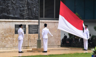 Petugas Pengibar Bendera Merah Putih dalam acara memperingati sumpah pemuda di Lapangan Kementerian Komunikasi dan Informatika 29/10