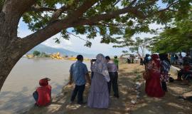 Plt. Direktur Pengendalian SDPPI Nurhaedah dan rombongan mengunjungi Jembatan Kuning yang roboh akibat gempa di Palu (26/10).