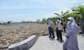 Plt. Direktur Pengendalian SDPPI Nurhaedah, Kabag Umum dan Kepegawaian Hasyim Fiater, dan Kepala Subdirektorat Monitoring dan Penertiban SFR Rahman Baharuddin meninjau daerah Balaroa, Palu (26/10).