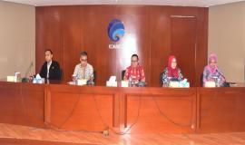 Kabag Umum dan Kepegawaian(Hasyim Fiater) tengah, menjelaskan mengenai tugas pokok dan fungsi Ditjen SDPPI kepada Siswa SMK Negeri Rajapolah Tasikmalaya,Jawa Barat 8/11 2018