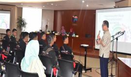 Sebagai pembicara atau narasumber, Ditjen SDPPI menghadirkan Kepala Seksi Harmonisasi Spektrum Frekuensi Radio Antar Lembaga,Direktorat Penataan Sumber Daya, Gerson Damanik memberikan paparan kepada Siswa SMK Negeri Rajapolah Tasikmalaya terkait dengan Ditjen SDPPI  8/11