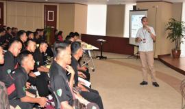 Narasumber (Denny Karuniawan) memberikan paparan kepada Siswa SMK Negeri Rajapolah terkait dengan seputar  Ditjen SDPPI 8/11 2018