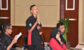 Sala satu siswa SMK Negeri Rajapolah mengajukan pertanyaan kepada narasumber Ditjen SDPPI 8/11