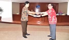 Kabag Umum dan Kepegawaian(Hasyim Fiater) menyerahkan buku data statistik kepada guru pembibing SMK Negeri Rajapolah Tasikmalaya,Jawa Barat 8/11 2018