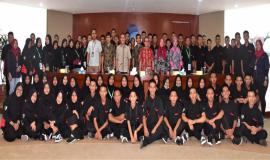 Foto Bersama Kabag Umum dan Kepegawaian(Hasyim Fiater) tengah,didampingi kepala seksi dan guru pembibing SMK Negeri Rajapolah Tasikmalaya,Jawa Barat 8/11 2018